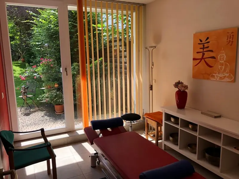 Behandlungsraum mit Gartenblick bei Physiotherapie Reichl Neumarkt